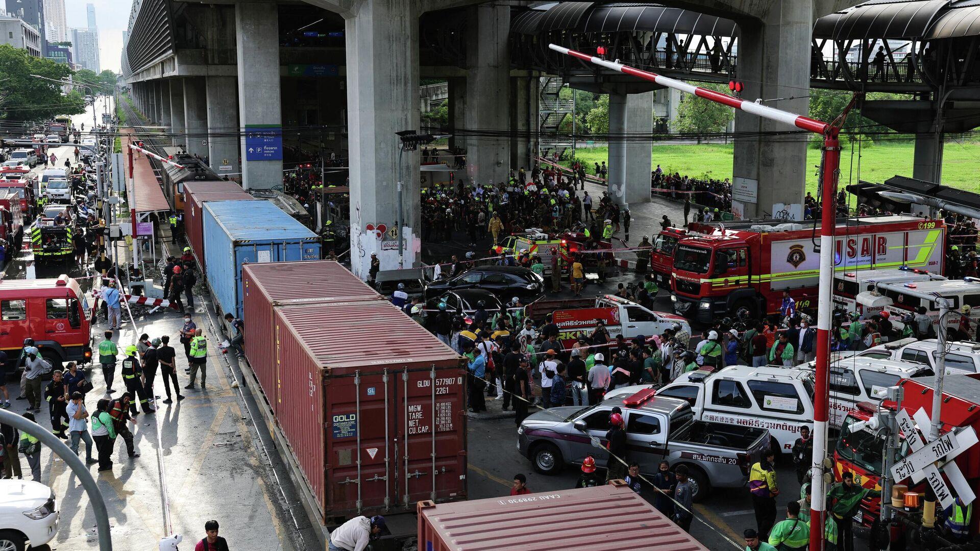 Bangkok'ta tren ve otobüs çarpışması yürekleri sarmış, otobüste çıkan yangın