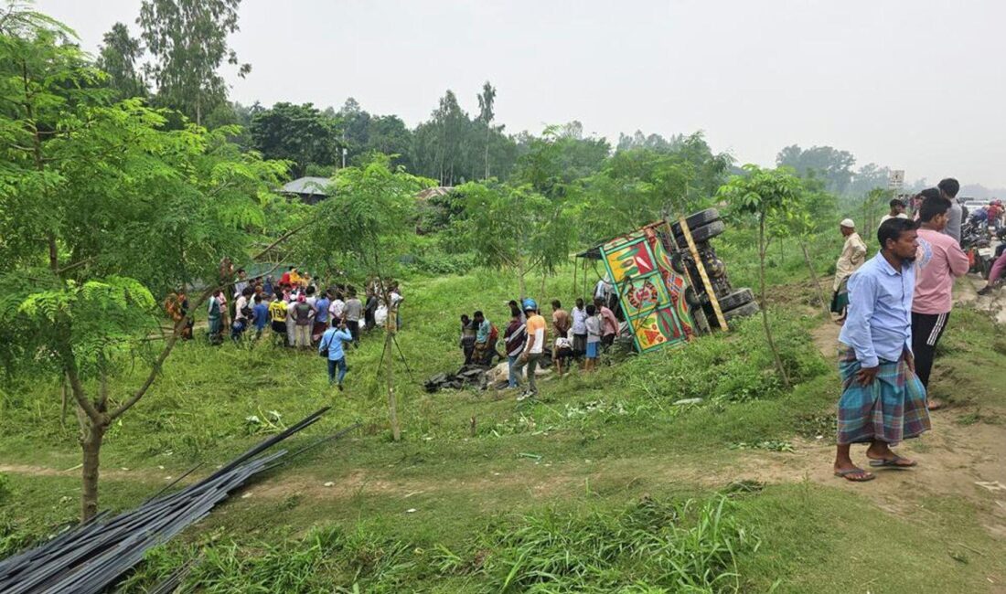 Bangladeş'te meydana gelen korkutucu kazada kamyon devrildi, çok sayıda kişi