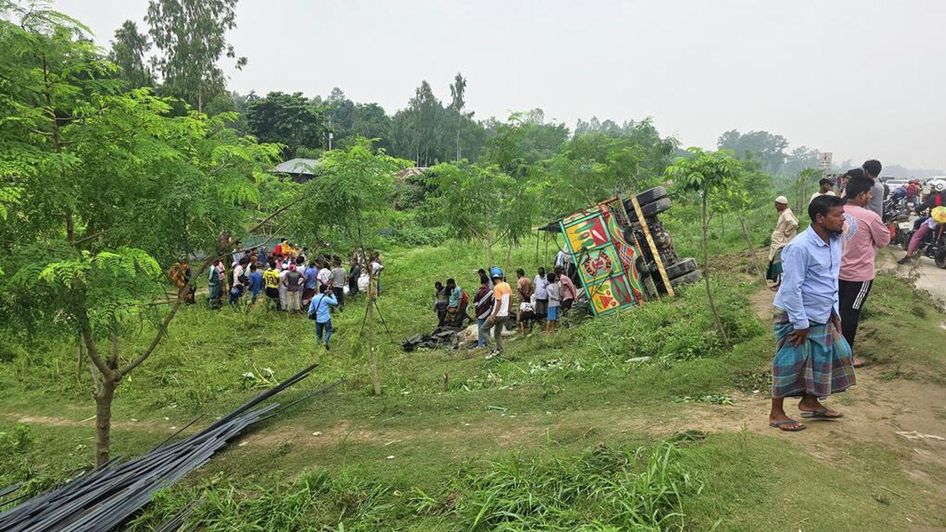 Bangladeş'te meydana gelen korkutucu kazada kamyon devrildi, çok sayıda kişi