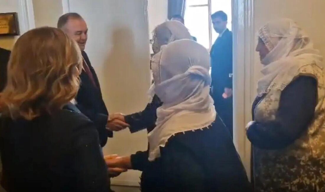 Barış Anneleri, MHP heyetiyle el ele tutuşarak barış ve dayanışma