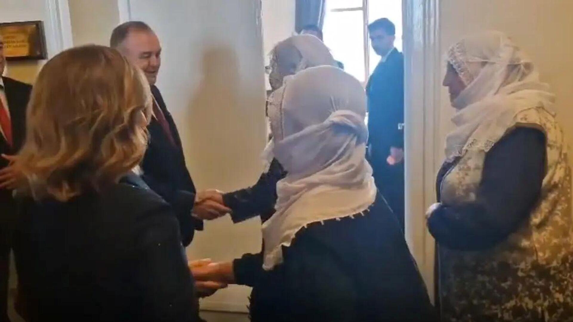Barış Anneleri, MHP heyetiyle el ele tutuşarak barış ve dayanışma