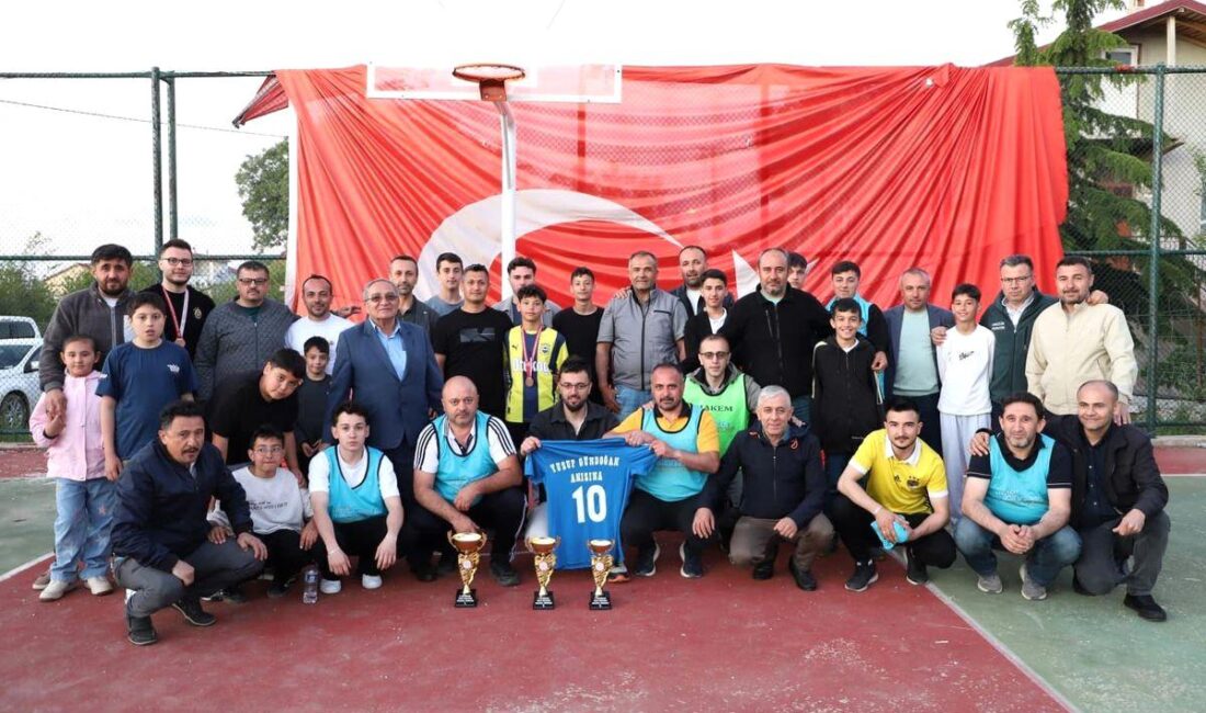 Bursa Gılmanlar Köyü'nde düzenlenen voleybol turnuvasında şampiyon olarak Simav Gençlik