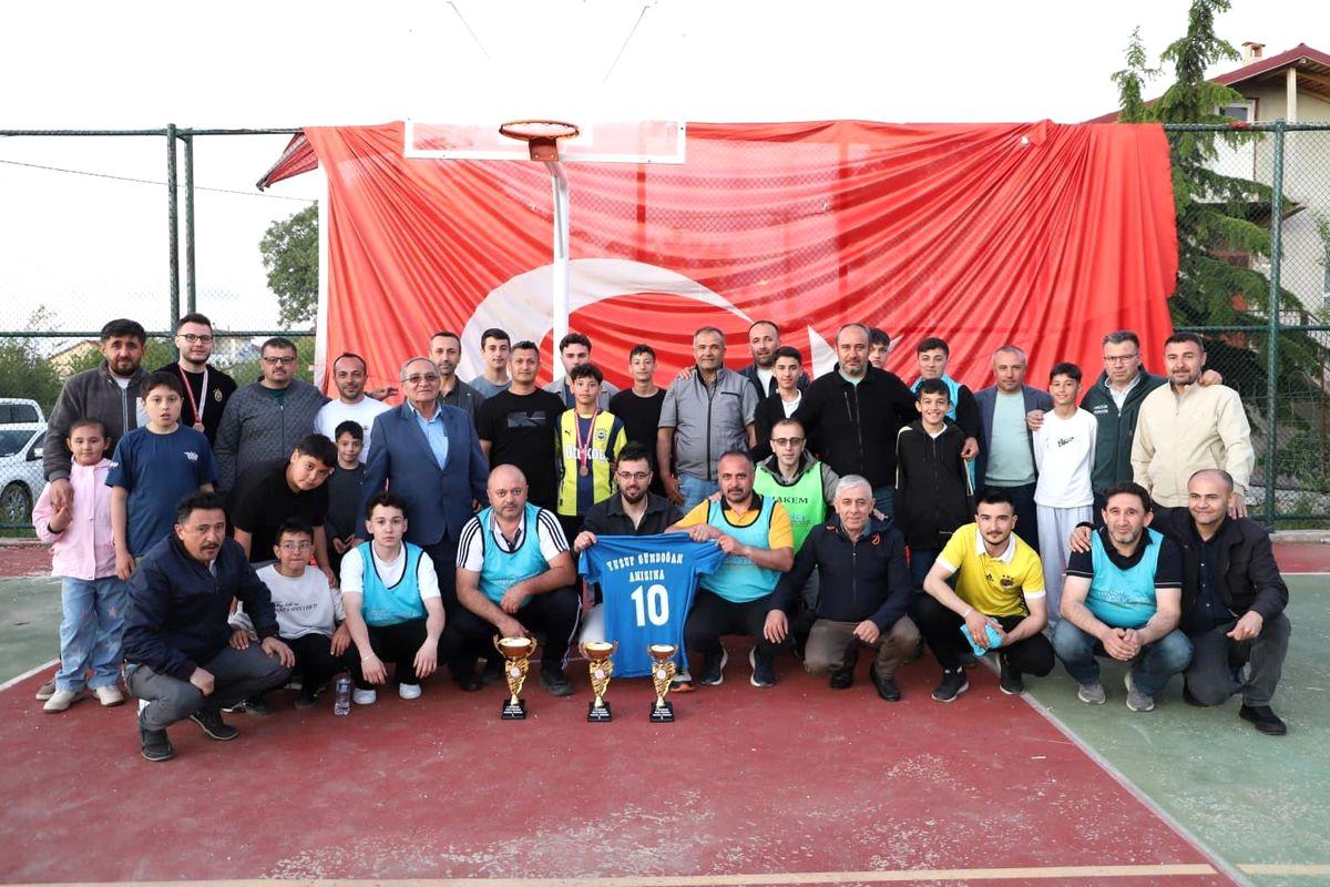 Bursa Gılmanlar Köyü'nde düzenlenen voleybol turnuvasında şampiyon olarak Simav Gençlik