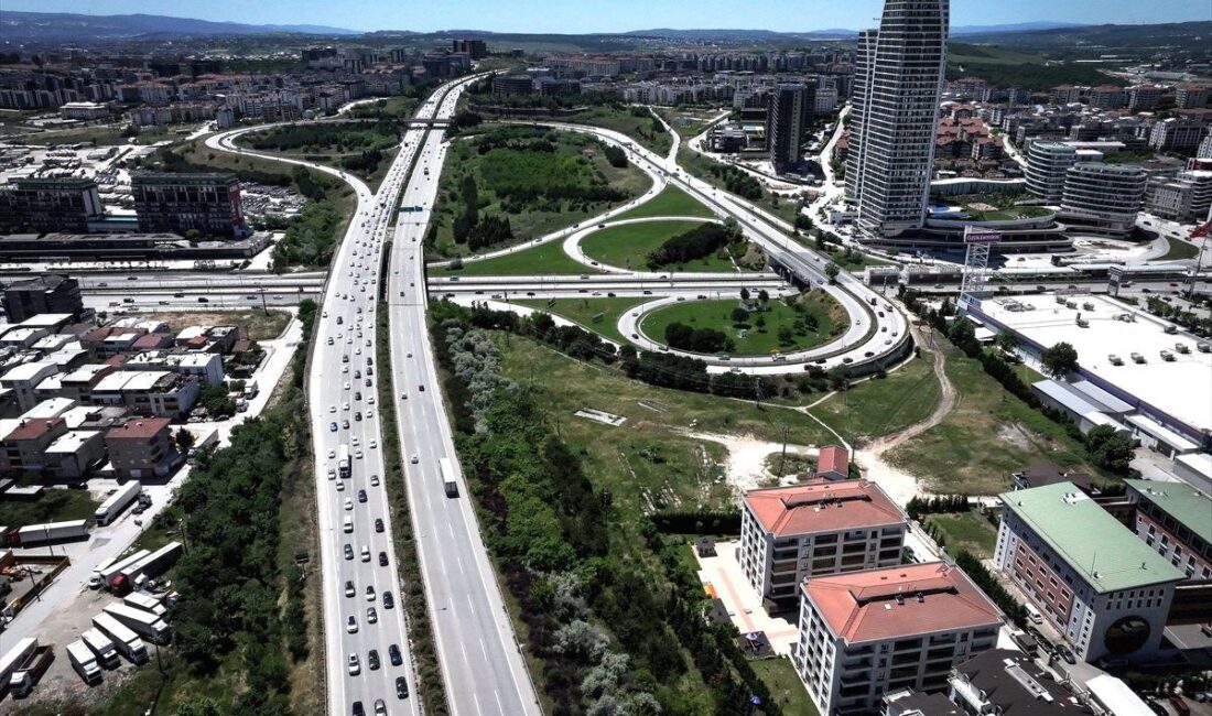 Bursa Otoyolu'nda Kurban Bayramı nedeniyle yaşanan yoğunluk ve tatil trafiği