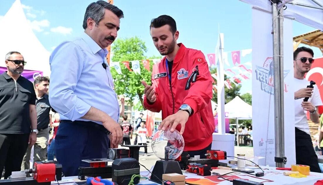 Bursa Yıldırım'da düzenlenen gençlik festivalinde coşku ve eğlence dolu anlar