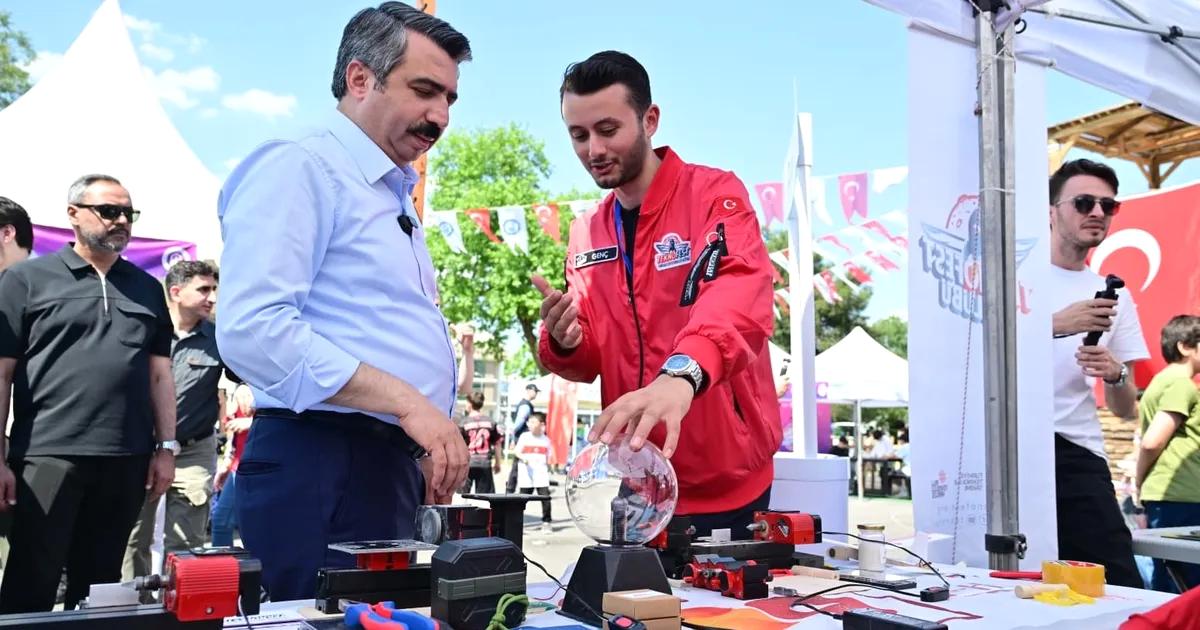 Bursa Yıldırım'da düzenlenen gençlik festivalinde coşku ve eğlence dolu anlar