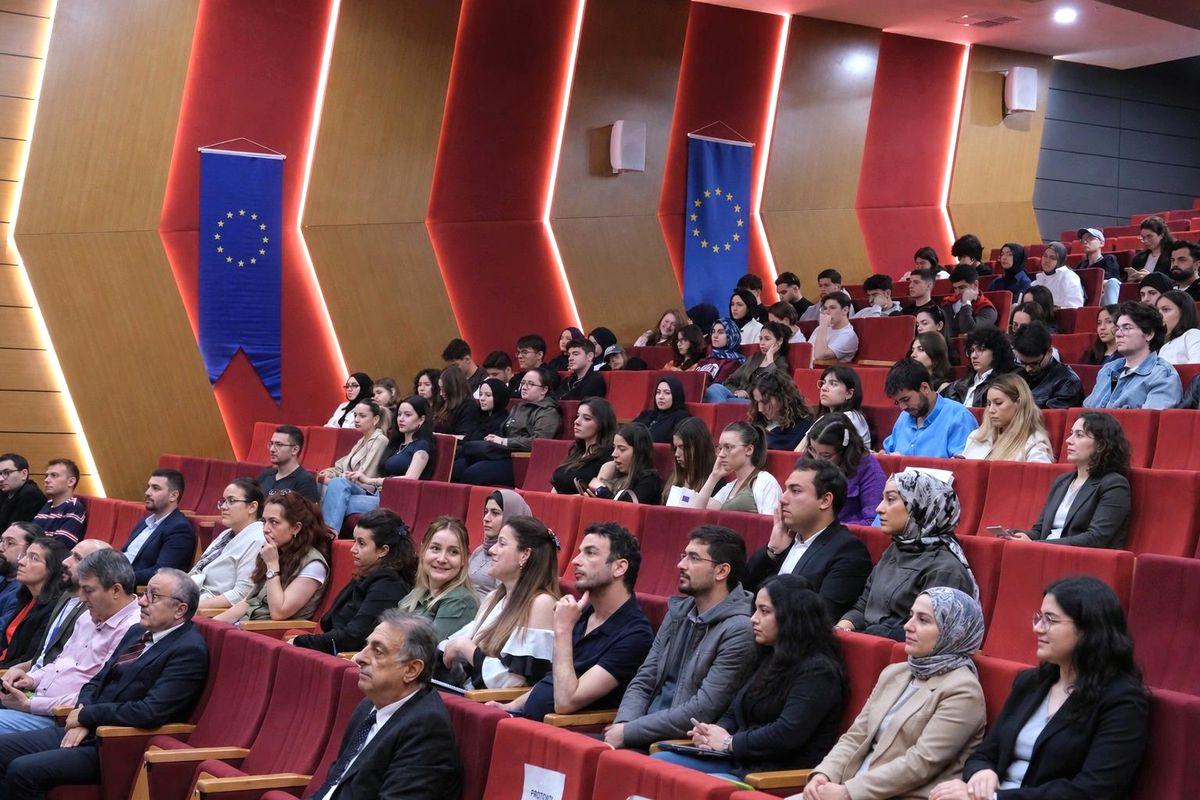 Bursa'da AB gençlik fırsatları tanıtıldı. Gençlere yönelik fırsat ve destekler