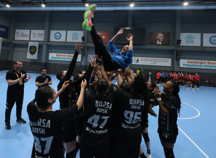 Bursa'da Basketbol Sezonu Finali Zaferi