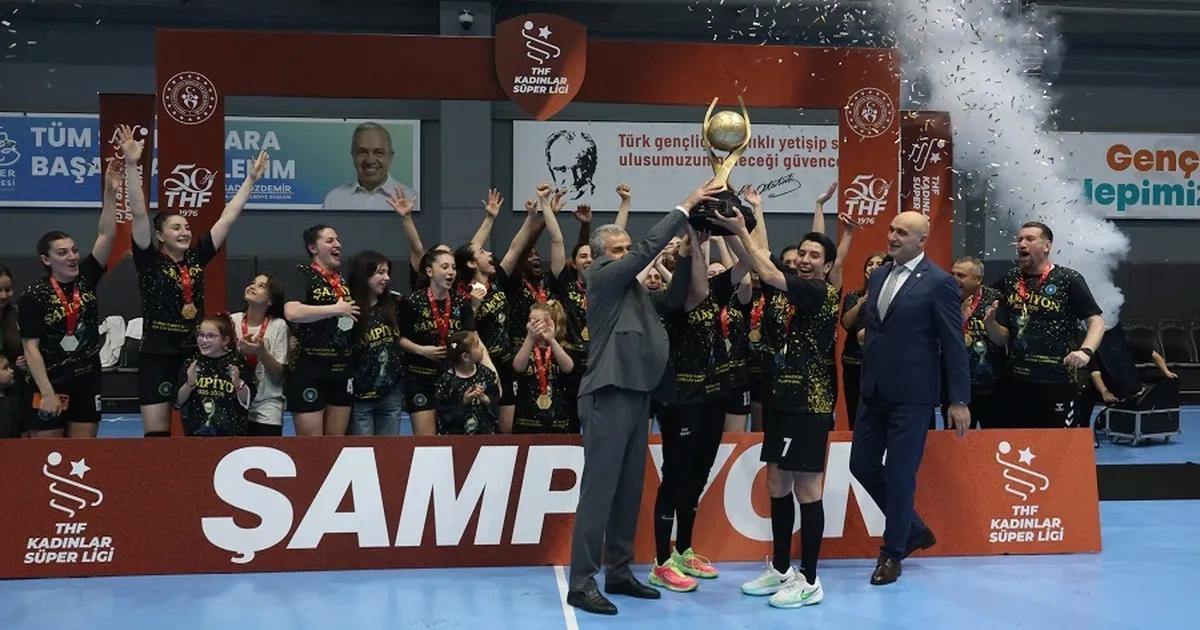 Bursa'da gerçekleşen basketbol sezonu finali zaferi ile büyük heyecan ve