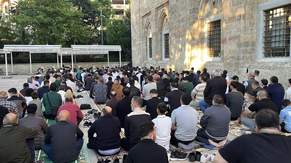 Bursa'da Bayram Namazı coşkusu ve gelenekleri hakkında detaylı bilgi. Bayramın