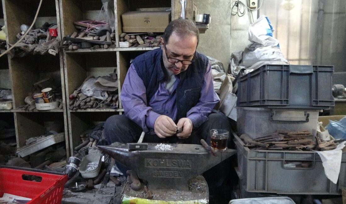 Bursa'da bıçakçılar, Kurban Bayramı öncesi hazırlıklarını tamamlayarak en kaliteli kesme