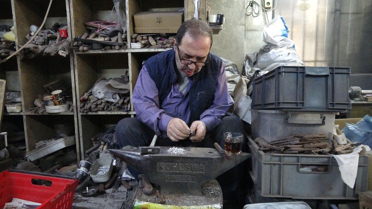 Bursa'da bıçakçılar, Kurban Bayramı öncesi hazırlıklarını tamamlayarak en kaliteli kesme
