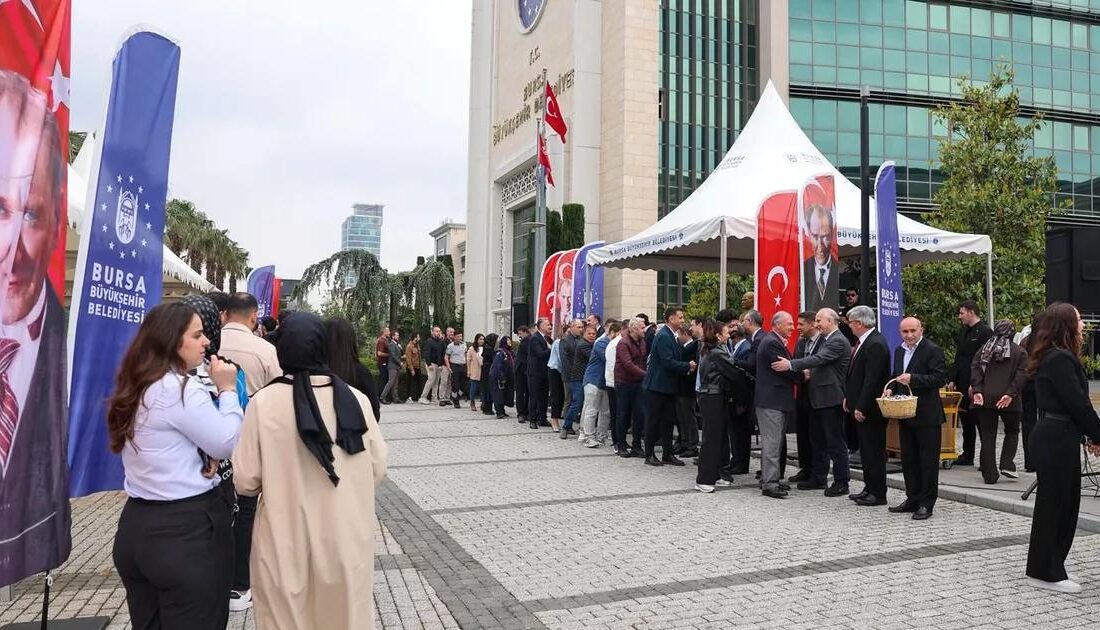 Bursa'da gerçekleşecek büyük bayramlaşma programı için hazırlıklar detaylarıyla anlatılıyor. Katılım