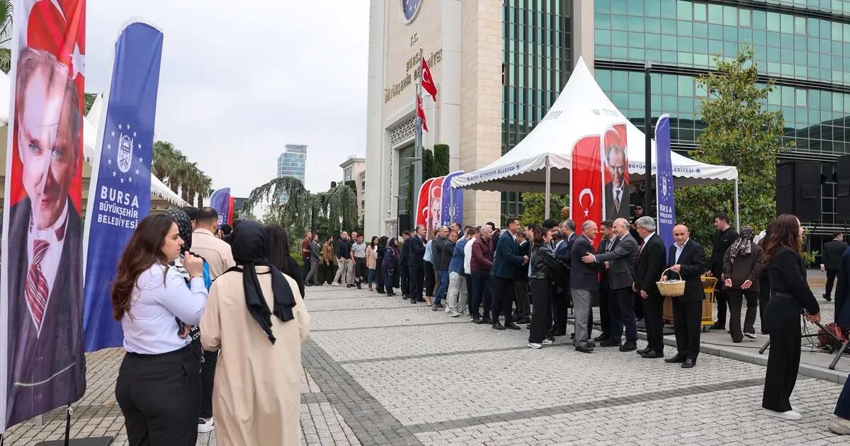 Bursa'da gerçekleşecek büyük bayramlaşma programı için hazırlıklar detaylarıyla anlatılıyor. Katılım