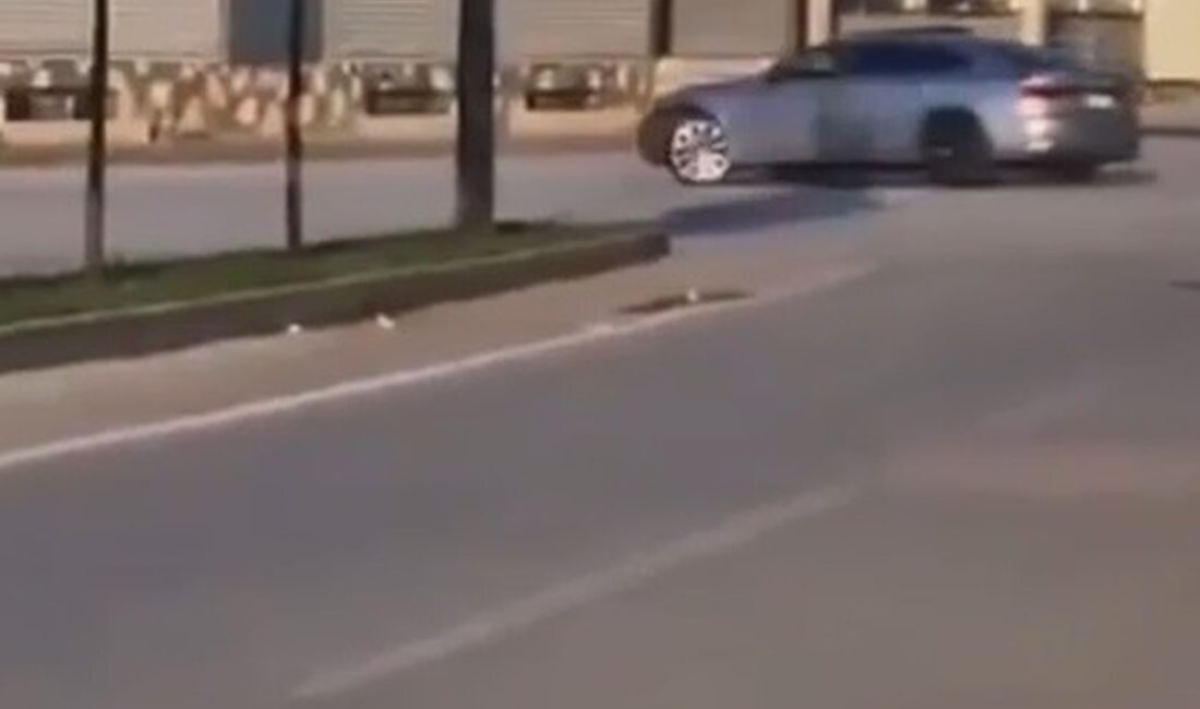 Bursa'da drift yapan sürücülerin heyecan dolu anları güvenlik kameralarına yansıdı.