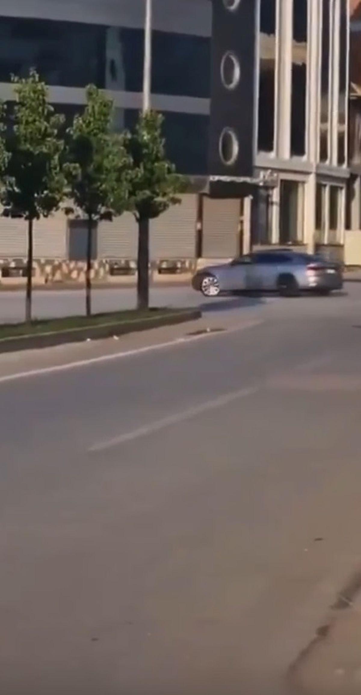 Bursa'da drift yapan sürücülerin heyecan dolu anları güvenlik kameralarına yansıdı.