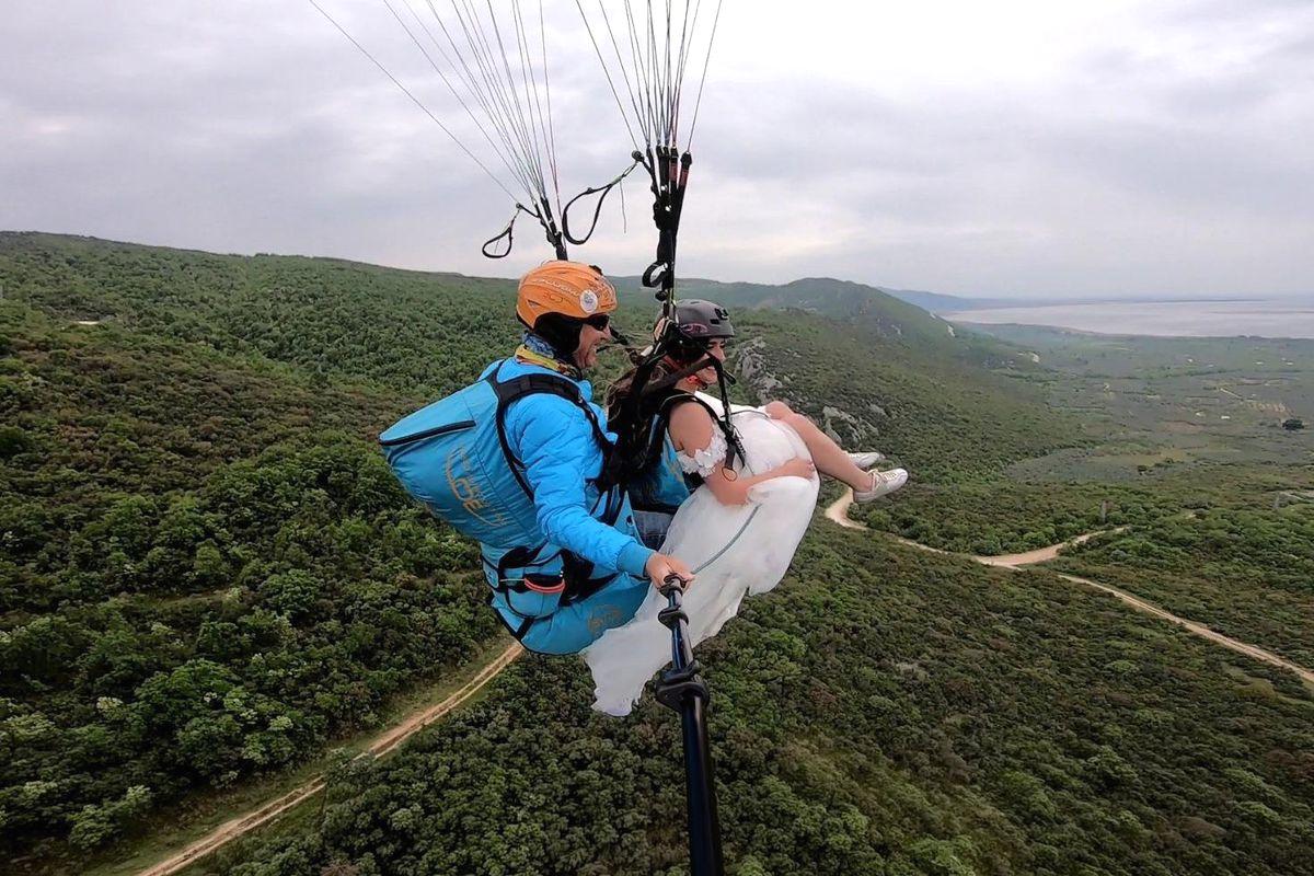 Bursa'da düzenlenen Gelinlikle Yamaç Paraşütü Şöleni ile adrenalin ve güzellikleri
