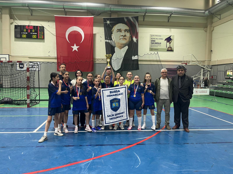 Bursa'da Genç Atletler Şampiyona Yaptı