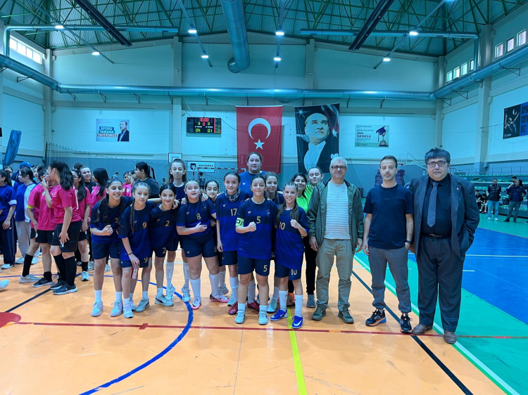 Bursa'da Genç Atletler Şampiyona Yaptı