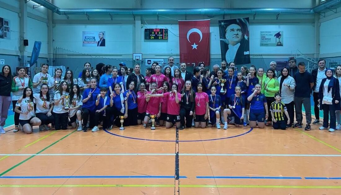 Bursa'da genç atletler arasında düzenlenen şampiyona, yetenekleri ve spor sevgilerini
