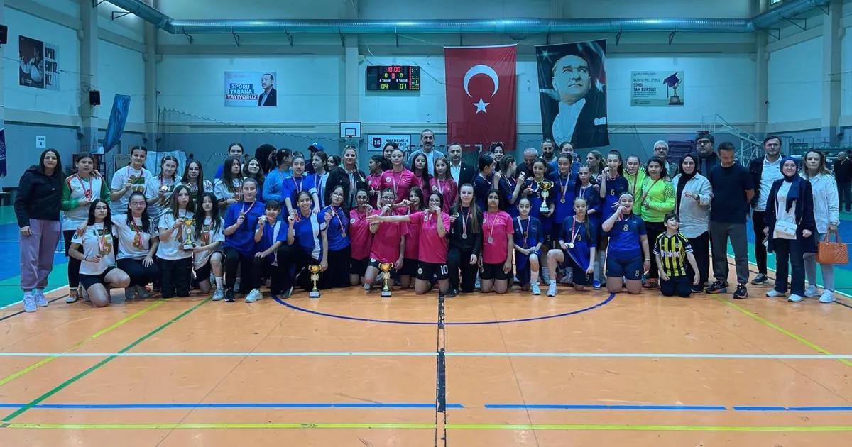 Bursa'da genç atletler arasında düzenlenen şampiyona, yetenekleri ve spor sevgilerini