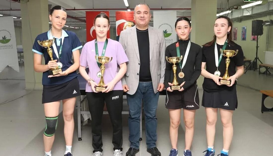 Bursa'da düzenlenen gençler arası masa tenisi turnuvası, yetenekli sporcuların kıyasıya