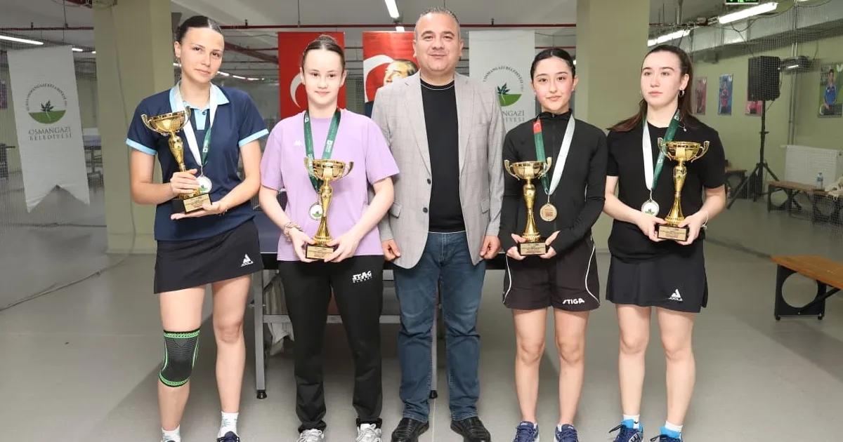 Bursa'da düzenlenen gençler arası masa tenisi turnuvası, yetenekli sporcuların kıyasıya