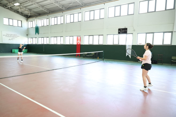 Bursa’da Gençler Arası Tenis Turnuvası Düzenlendi