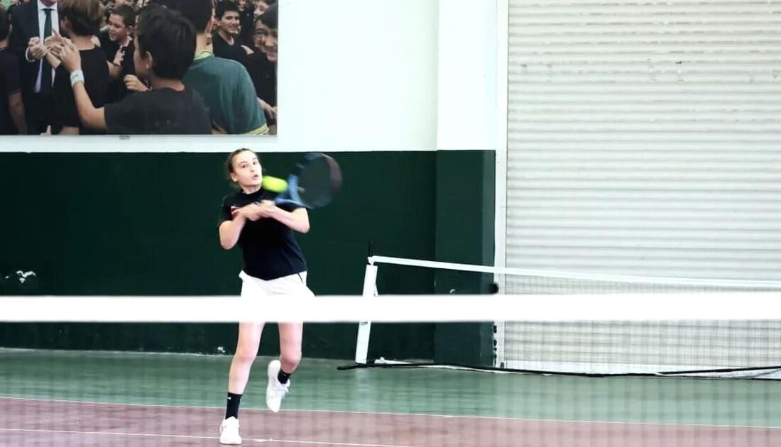 Bursa'da düzenlenen gençler arası tenis turnuvası, sporcuların yeteneklerini sergileme ve