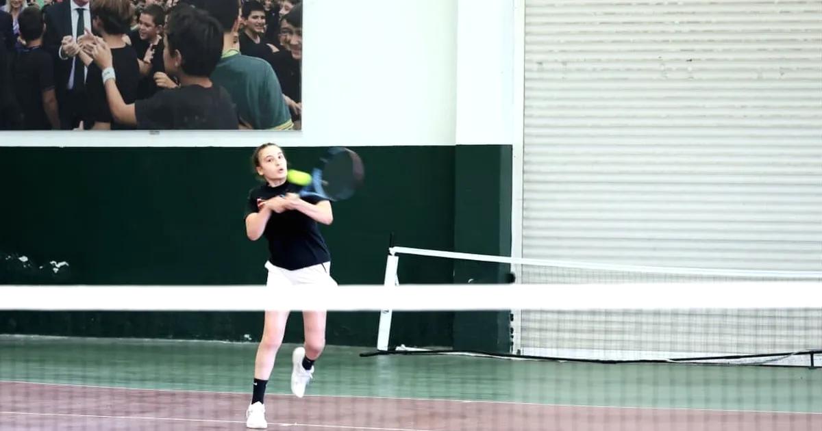 Bursa'da düzenlenen gençler arası tenis turnuvası, sporcuların yeteneklerini sergileme ve