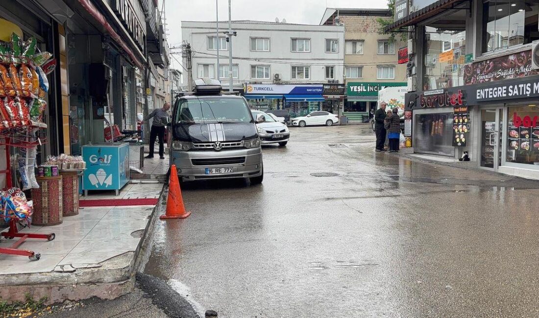 Bursa'da hafif ticari araç, otomobile çarptı. Olay yerinde inceleme sürüyor.