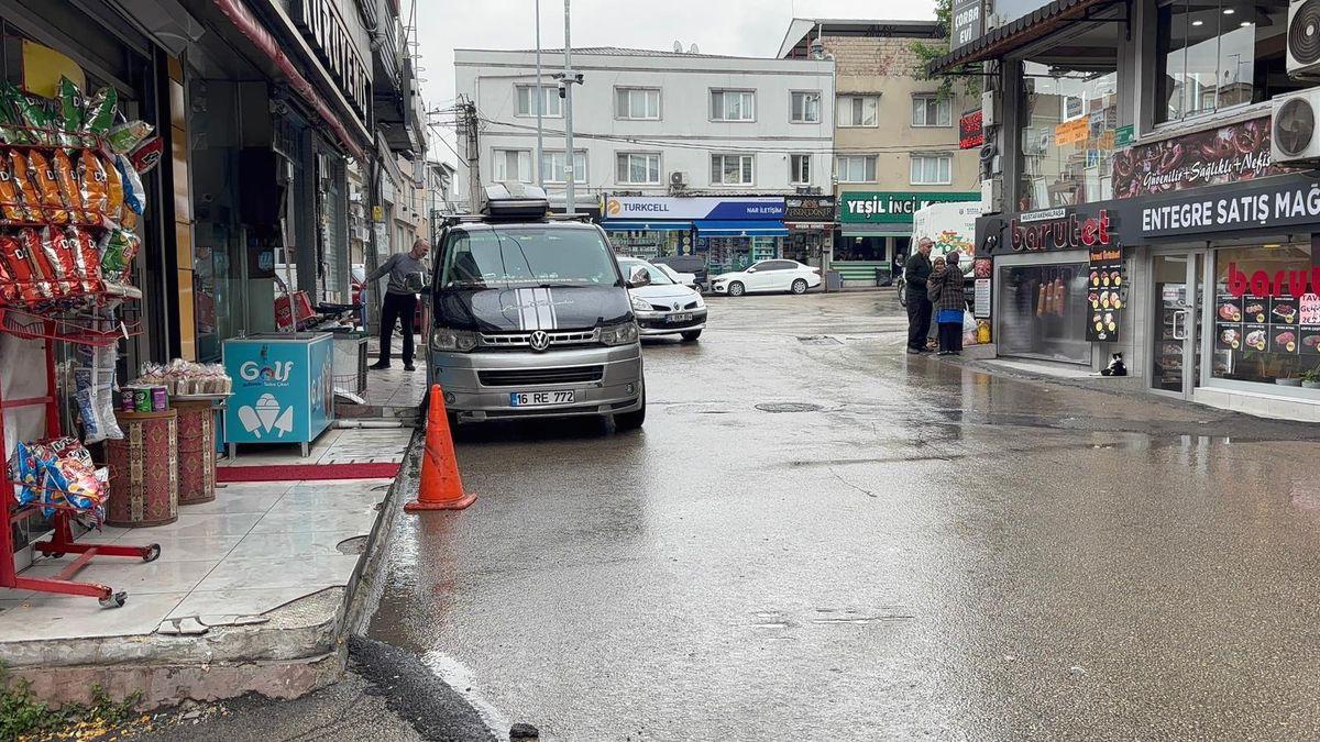 Bursa'da hafif ticari araç, otomobile çarptı. Olay yerinde inceleme sürüyor.