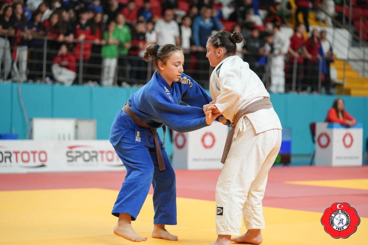 Bursa'da judoda iki kardeş, üstün başarılarıyla dikkat çekiyor ve spor