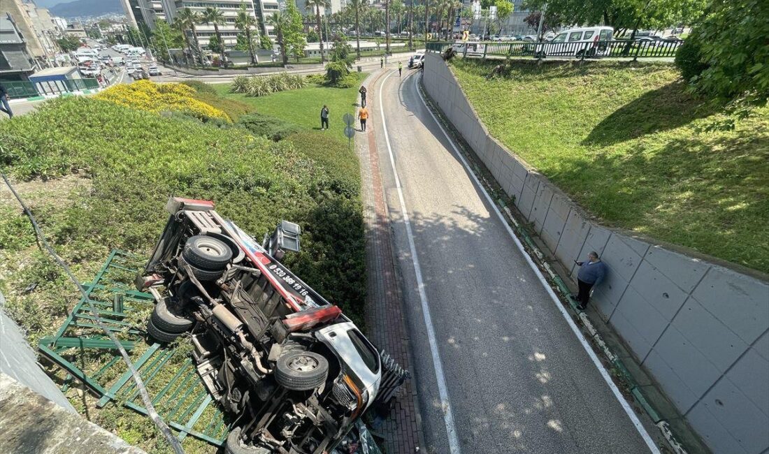 Bursa'da kamyonet devrildi, 3 kişi yaralandı. Olayla ilgili detaylar ve