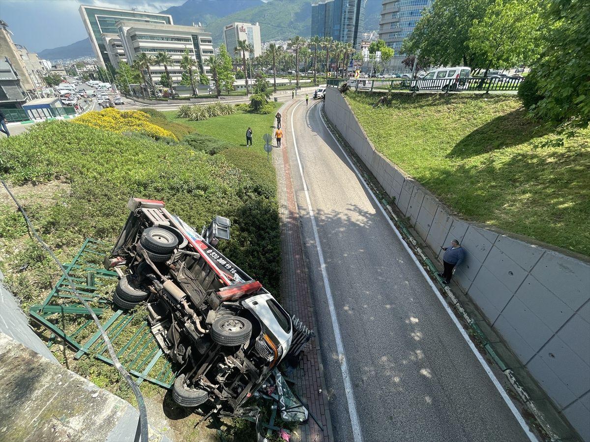 Bursa'da kamyonet devrildi, 3 kişi yaralandı. Olayla ilgili detaylar ve