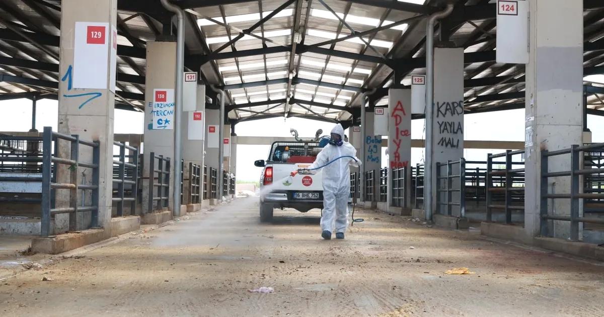 Bursa'da Kurban Pazarları kapsamlı temizlik ve dezenfekte edilerek, hijyenik ve