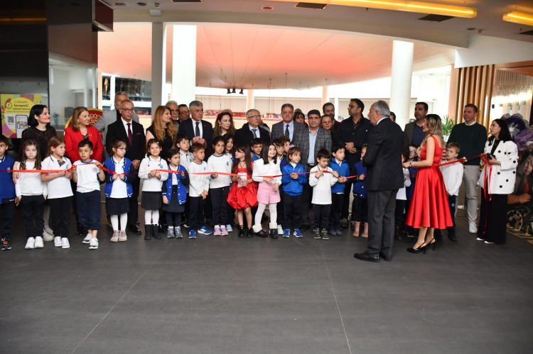 Bursa'da Minik Ressamın İlk Sergisi Açıldı