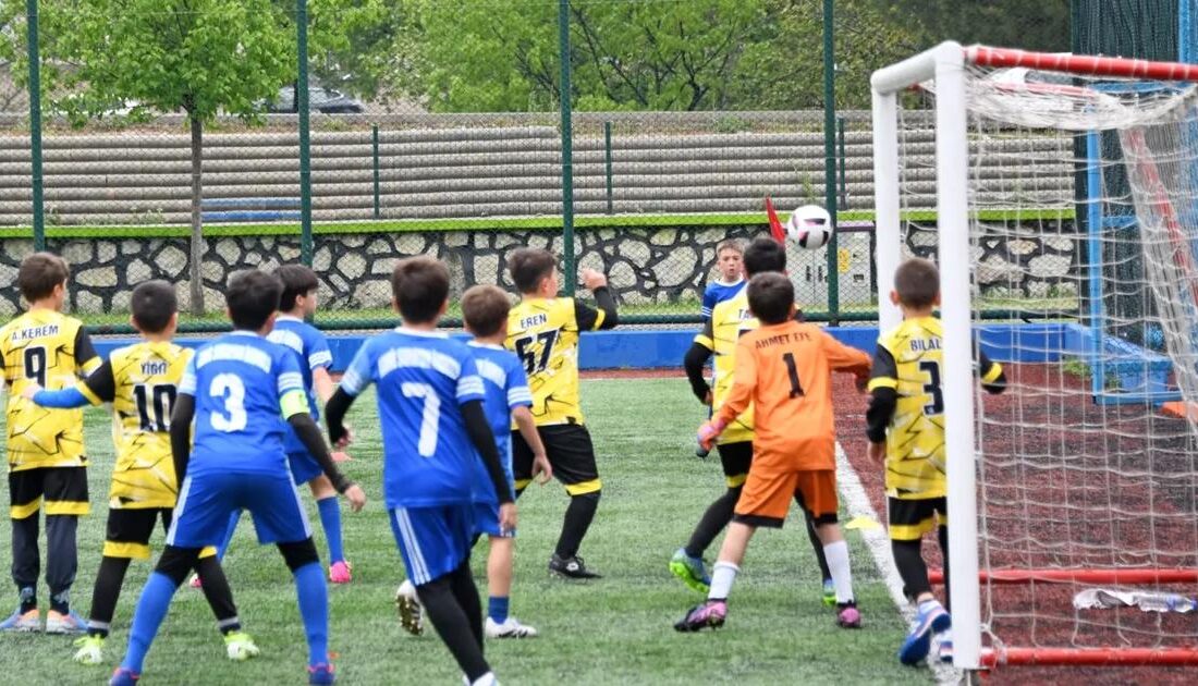 Bursa'da düzenlenen Minik Timsahlar Futbol Şenliği, genç sporcuların yeteneklerini sergilediği,
