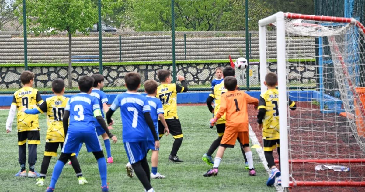 Bursa'da düzenlenen Minik Timsahlar Futbol Şenliği, genç sporcuların yeteneklerini sergilediği,