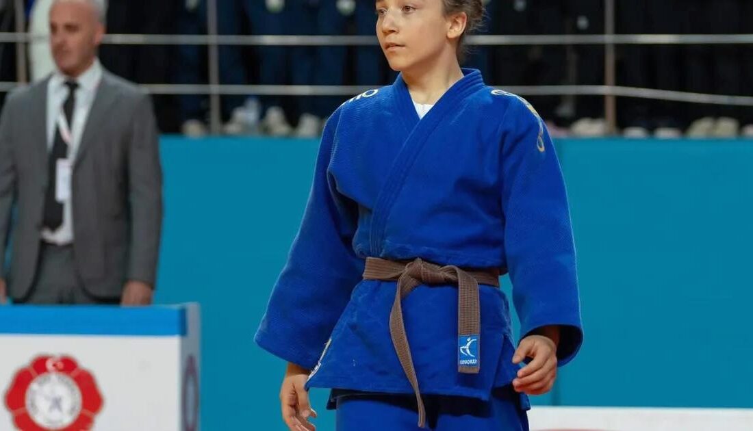 Bursa'da düzenlenen Minikler Türkiye Judo Şampiyonası, genç yeteneklerin mücadelelerine sahne