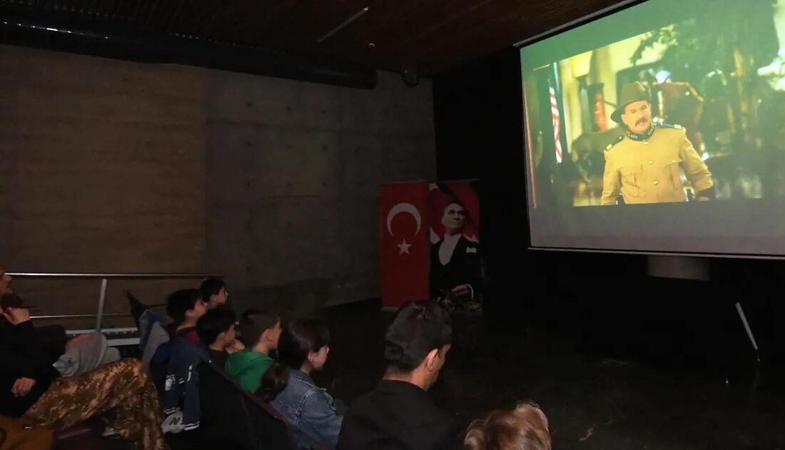 Bursa'da müzede düzenlenen film gösterimiyle kültürel etkinliklere katılabilir, sanat dolu