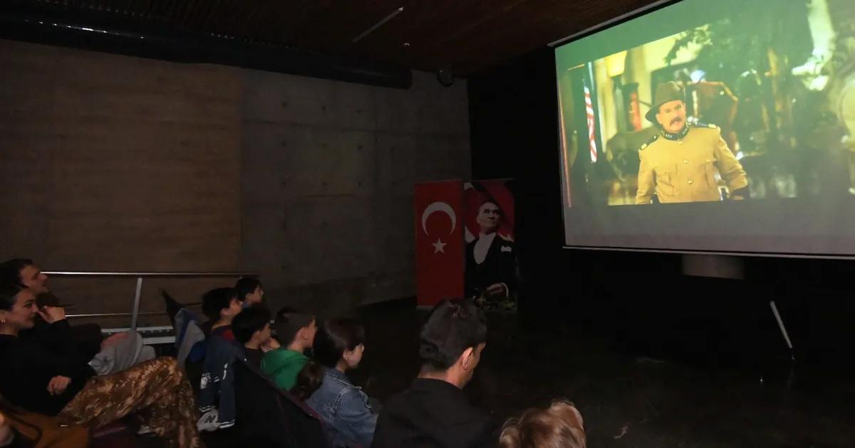 Bursa'da müzede düzenlenen film gösterimiyle kültürel etkinliklere katılabilir, sanat dolu