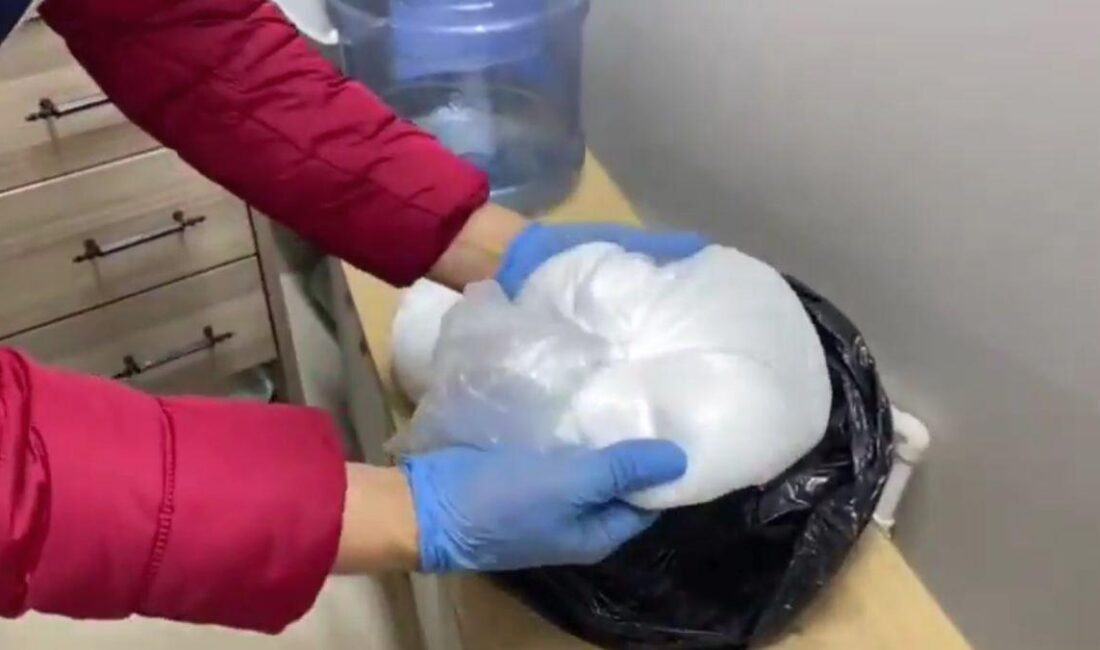 Bursa'da gerçekleştirilen narkotik operasyonunda 2.355 gram metamfetamin ele geçirilmiş, suçla