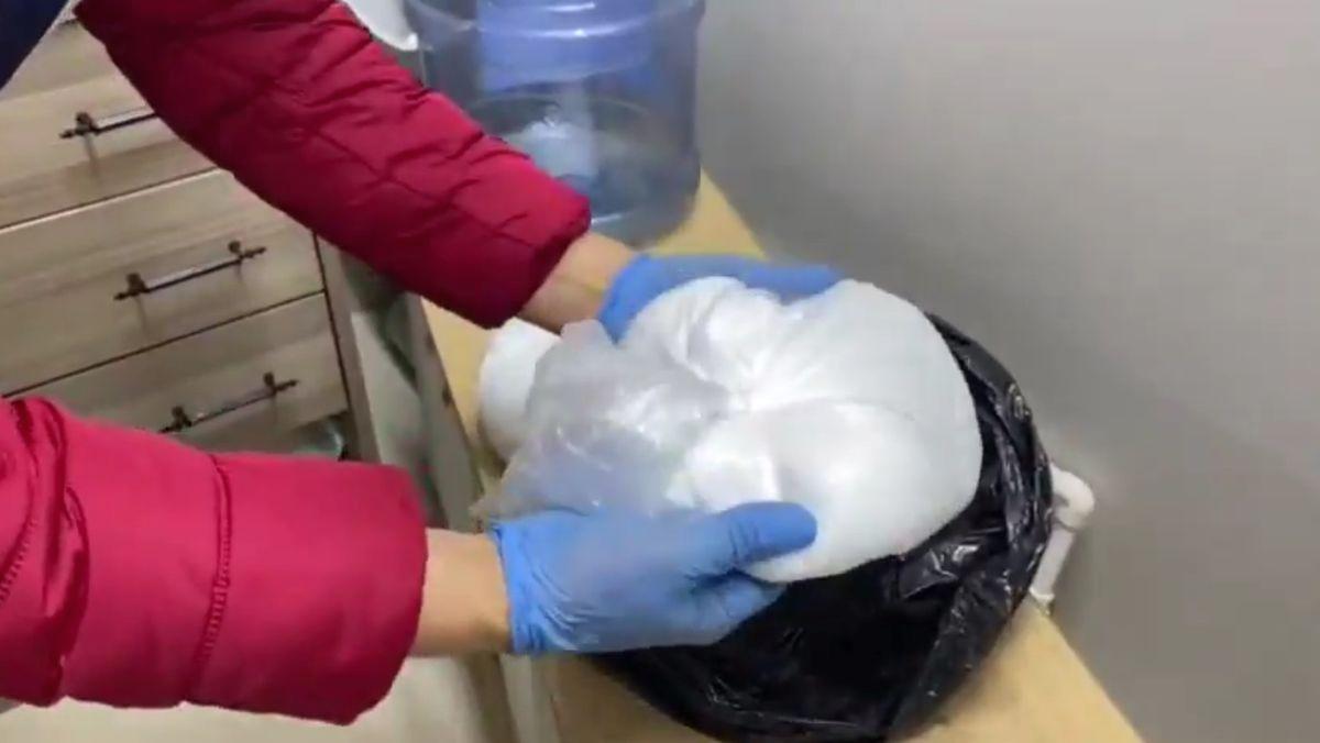 Bursa'da gerçekleştirilen narkotik operasyonunda 2.355 gram metamfetamin ele geçirilmiş, suçla