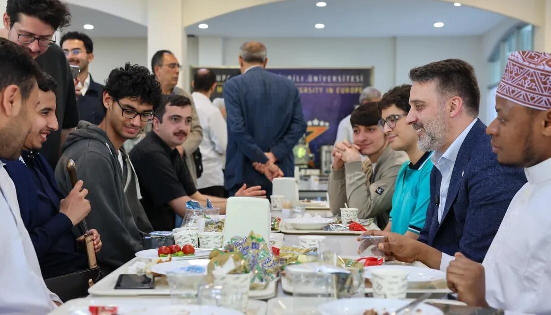 Bursa'da düzenlenen öğrenciyle bayramlaşma programıyla geleneksel değerler ve birliktelik pekiştiriliyor.