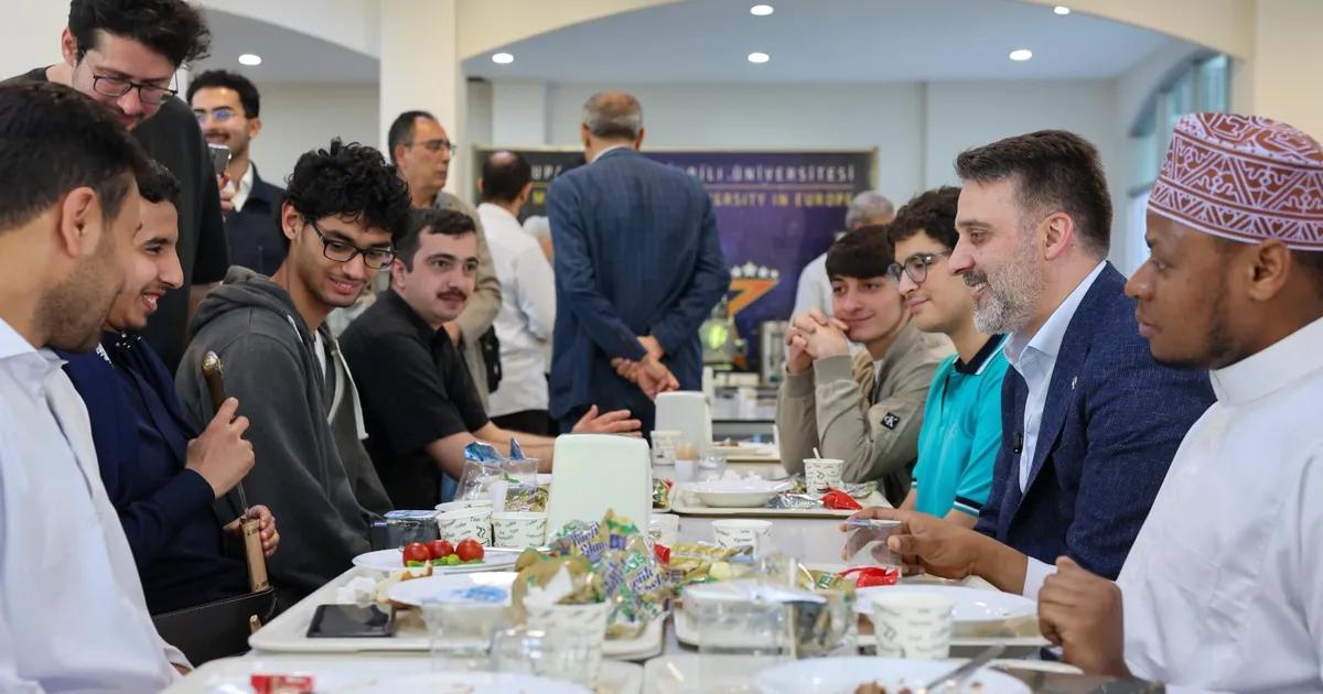 Bursa'da düzenlenen öğrenciyle bayramlaşma programıyla geleneksel değerler ve birliktelik pekiştiriliyor.