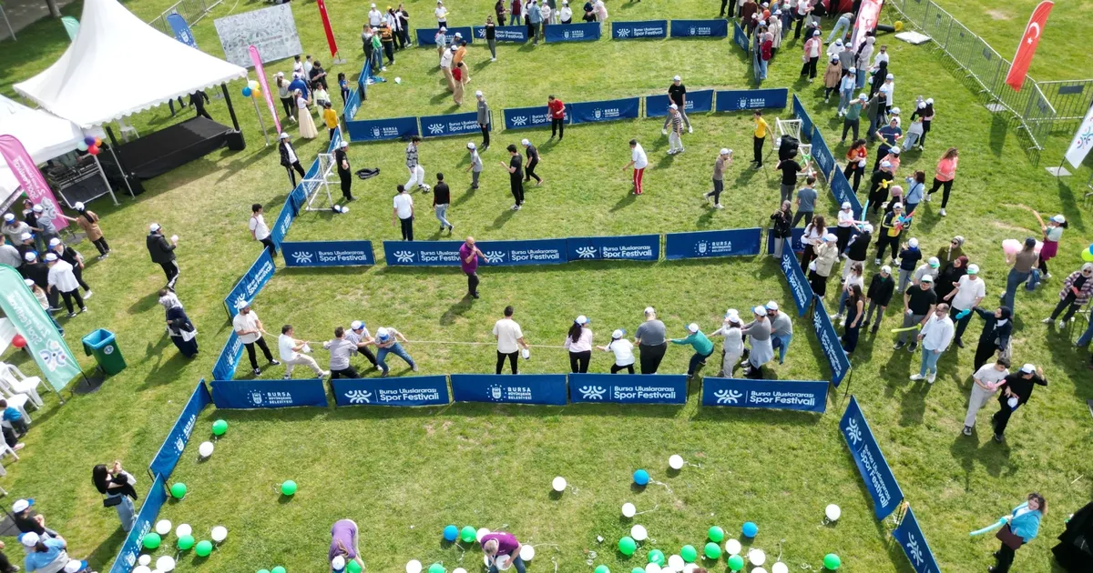 Bursa'da gerçekleştirilen Spor Şenliği, coşkulu anlar ve sportif heyecanlar ile