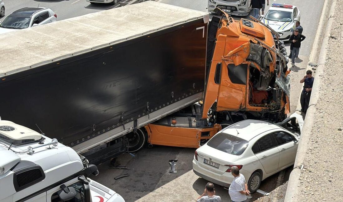 Bursa'da meydana gelen trafik kazası ulaşıma engel oluyor. Detaylar ve