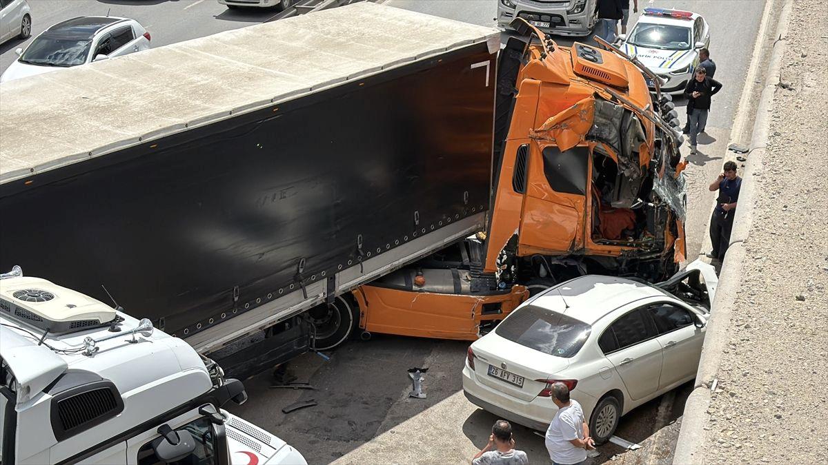 Bursa'da meydana gelen trafik kazası ulaşıma engel oluyor. Detaylar ve