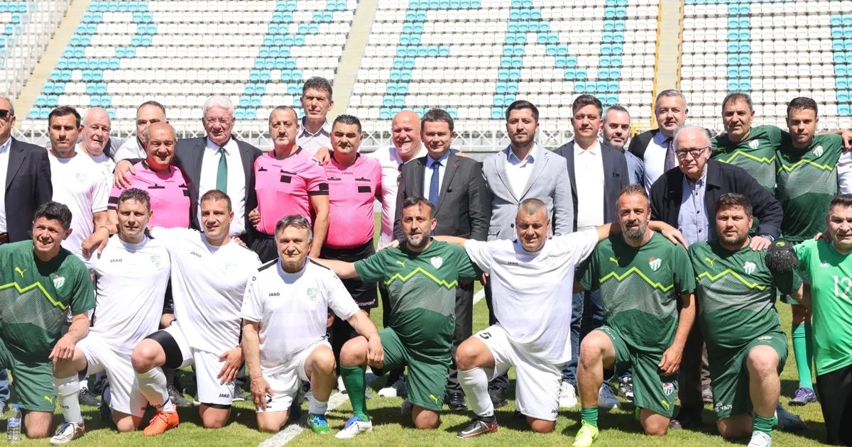 Bursa’da düzenlenen Veteran Futbolcular Turnuvası, tecrübeli futbolcuların hünerlerini sergilediği prestijli